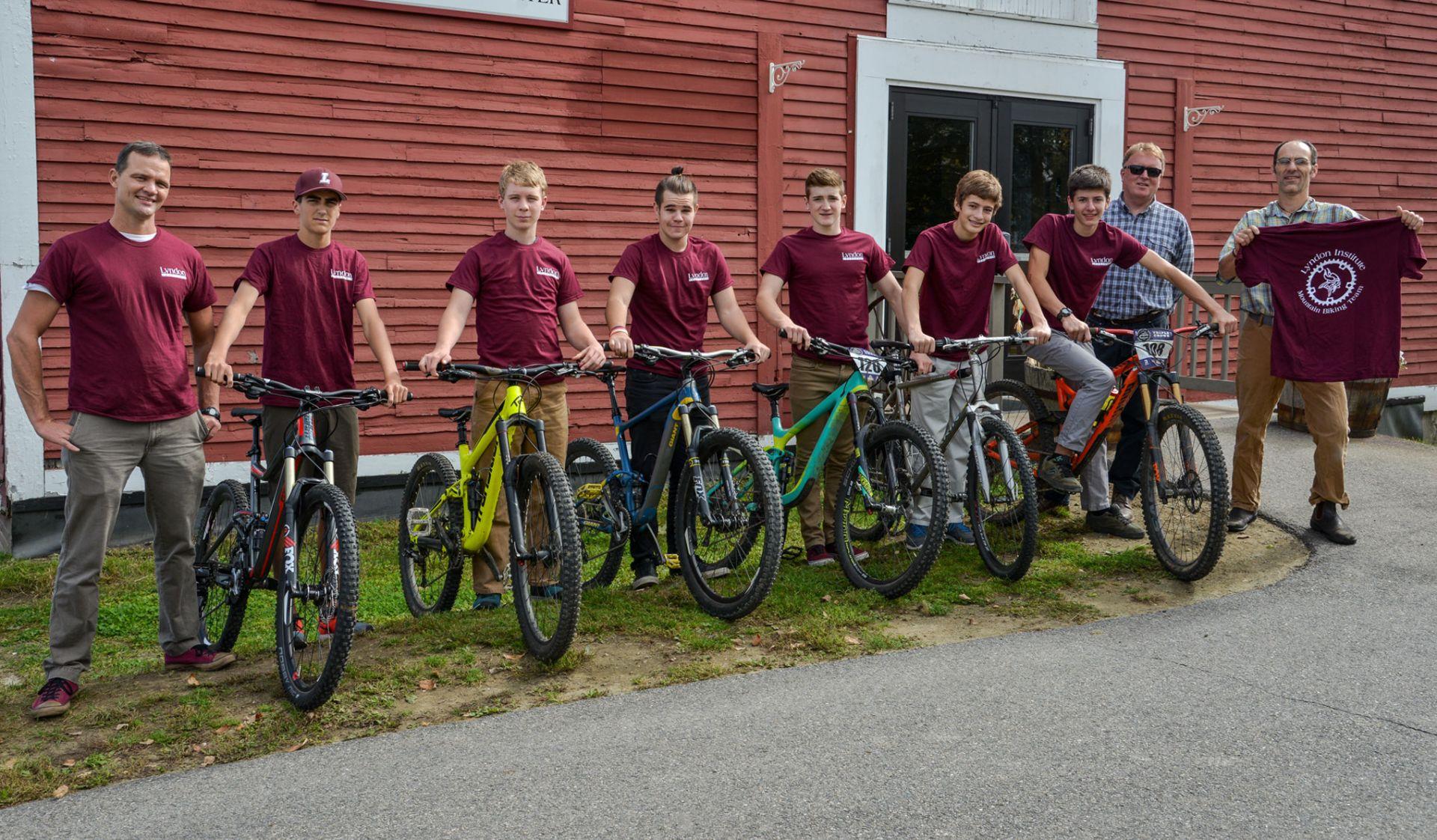 Group photo of the mountain bike team. 